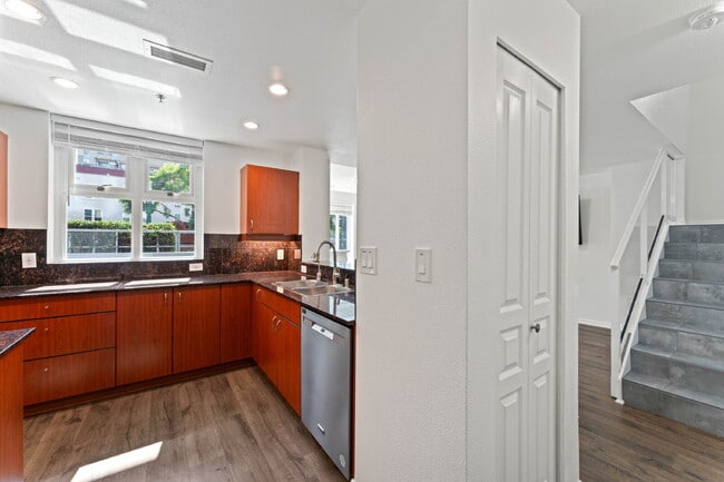 Foto del edificio - San Diego- Downtown- La Vita – Little Italy Condo- Townhome Style for Rent