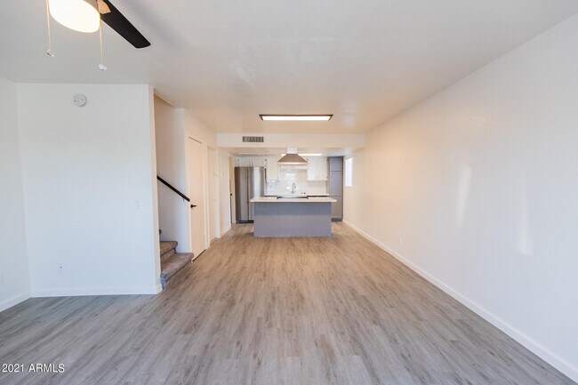 Building Photo - 2020 W Orangewood Ave