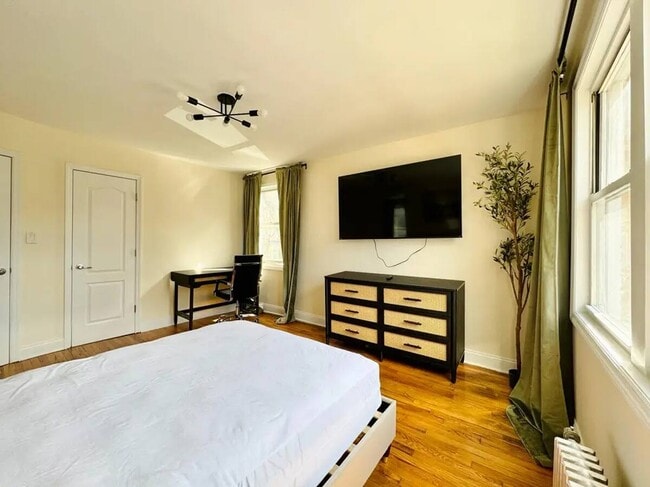 Building Photo - Furnished room/NOT APARTMENT