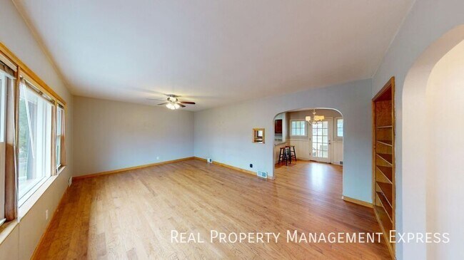 Building Photo - 2418 S Glendale Ave