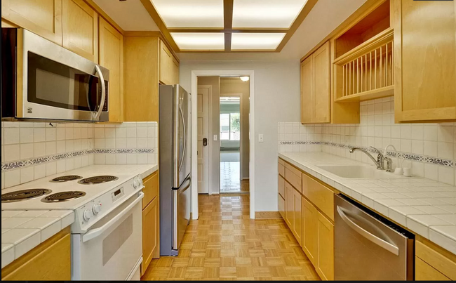Building Photo - Upstairs 2 Bed 2 Bath Condo Minutes from D...