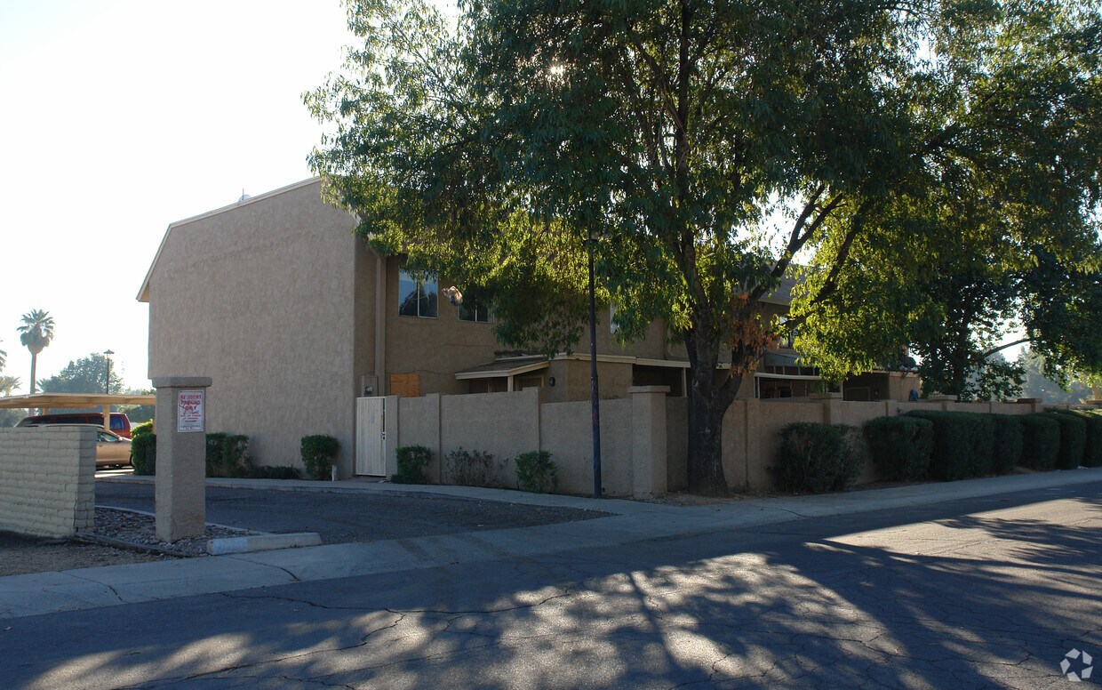 Building Photo - 5811-5827 N 59th Ave