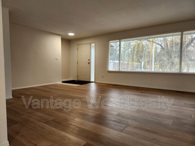 Photo du bâtiment - 679 McClure Rd