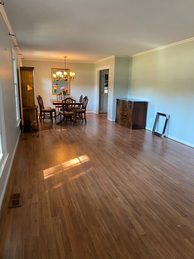 Building Photo - 727 Hillandale Ln