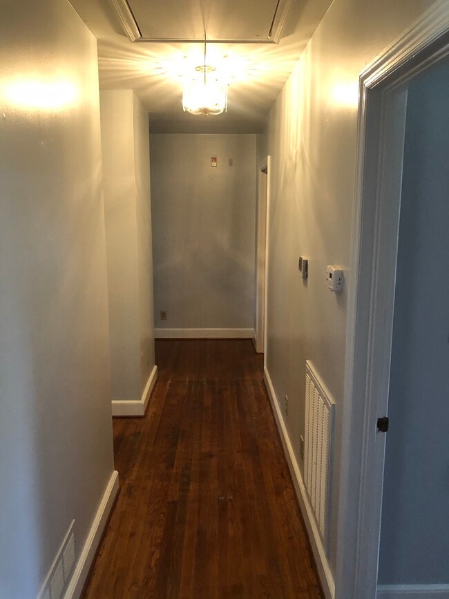 Building Photo - 1111 Greenlawn Dr