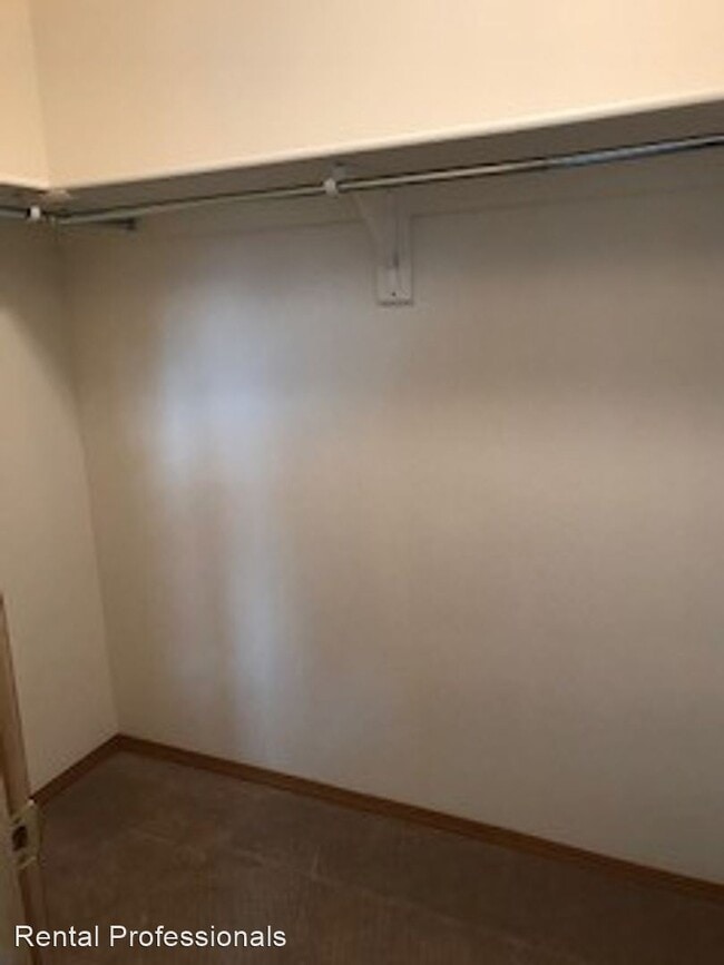 Building Photo - 3 br, 1 bath House - 484 West Shore Drive
