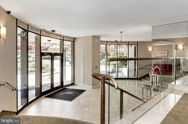 Foto del edificio - 8370 Greensboro Dr