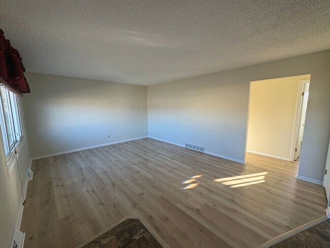 Building Photo - 3 bedroom 2 bathroom house