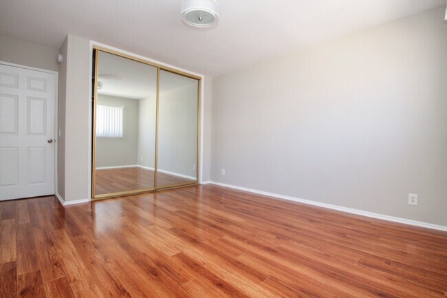 Foto del edificio - 320 S Clark Dr