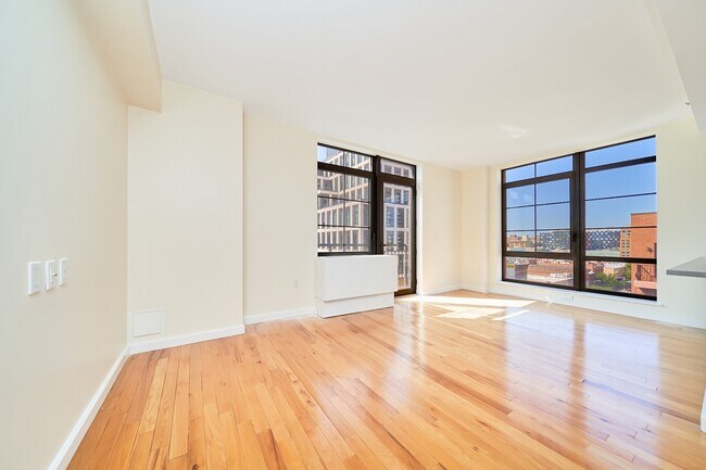 Foto del edificio - Gorgeous Two Bedroom with Floor to Ceiling Windows