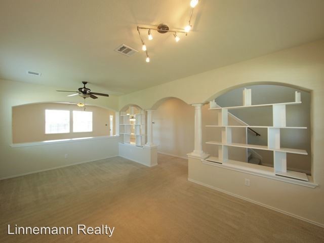 Building Photo - 4 br, 2.5 bath House - 4904 Willamette Lane