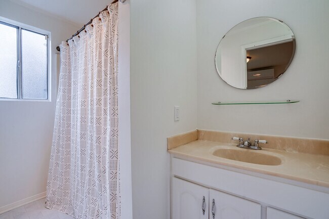 Foto del edificio - 8428 Holy Cross Pl