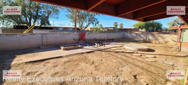 3 br, 1.5 bath House - 901 W Thurber St photo'