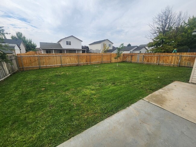 Building Photo - 3 Bedroom Home