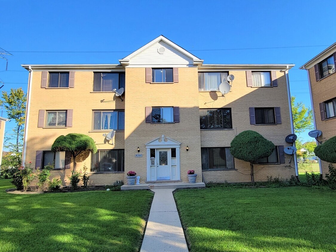 9350 Hamilton Ct Unit B, Des Plaines, IL 60016 Room for Rent in Des