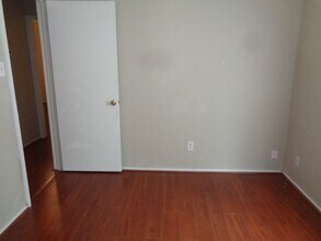 Building Photo - 810 Oak W Dr