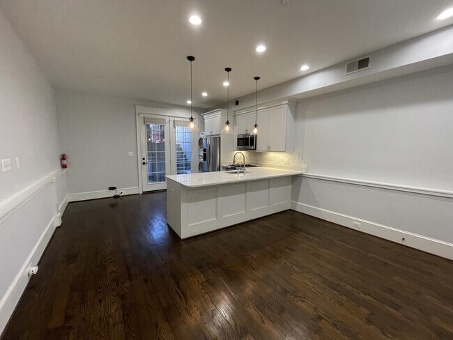 Building Photo - 1611 1st St NW