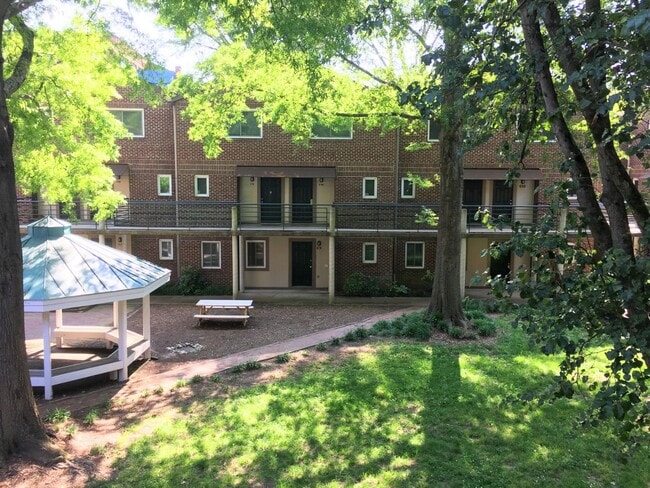Foto del edificio - Sleek, Stylish 2br 2ba upper level condo in Chancellor Square, walking distance to Campus, downtown!