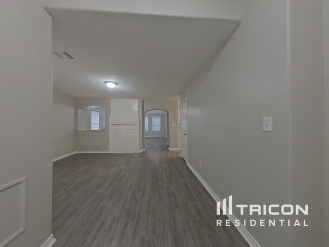 Building Photo - 729 Forest Ln Dr