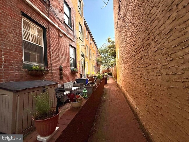 Building Photo - 212 Carpenter St