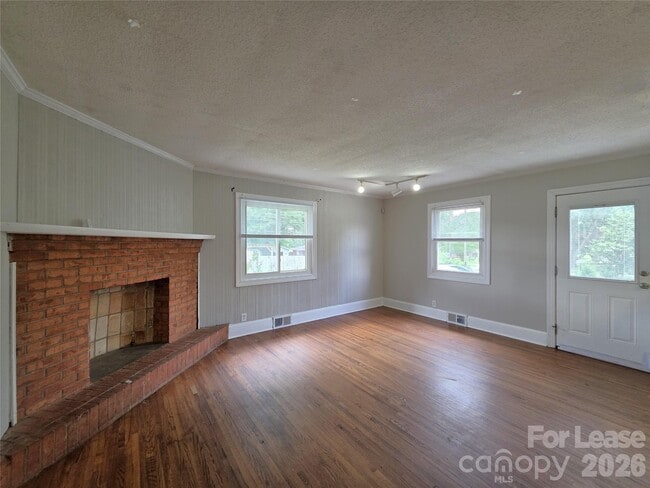 Building Photo - 1310 Oakwood Ave