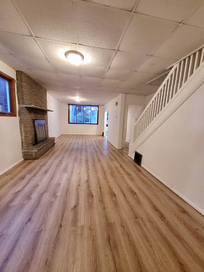 Building Photo - Large 3BR, 1BA AVAILABLE NOW! Apply Today!