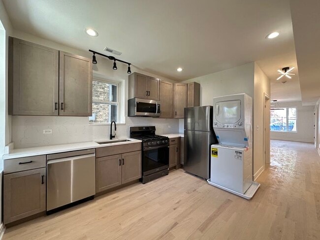 Foto del edificio - 2943 N Gresham Ave