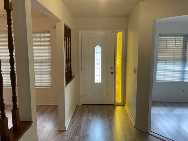 Building Photo - Large 3 Bedroom 2 Bath on Corner Lot!!