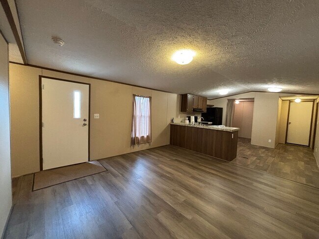 Building Photo - Adorable!