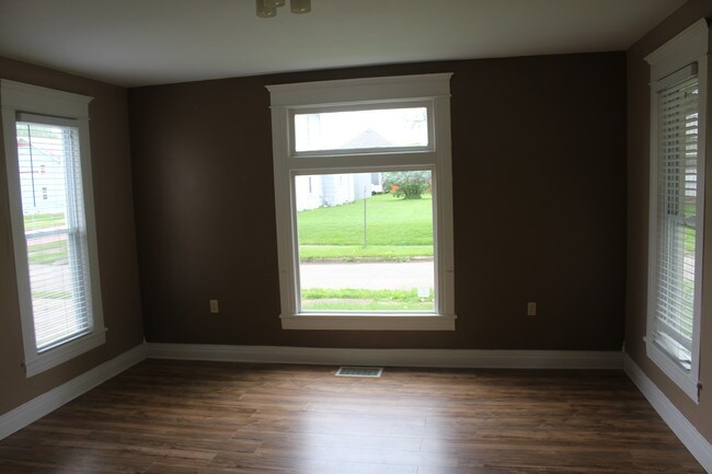 Building Photo - 92 Commodore St