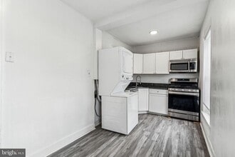 Building Photo - 270 Dupont St