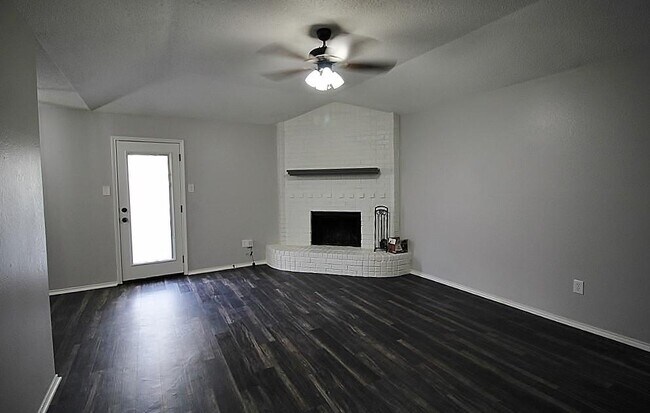 Building Photo - 716 Vaughn Dr