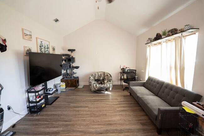 Foto del edificio - Available Soon!