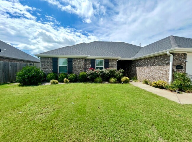 Foto del edificio - Gorgeous Home with Vaulted Ceilings and Large Fenced Yard! Spacious 3 Bedroom and 2 Bath Home!