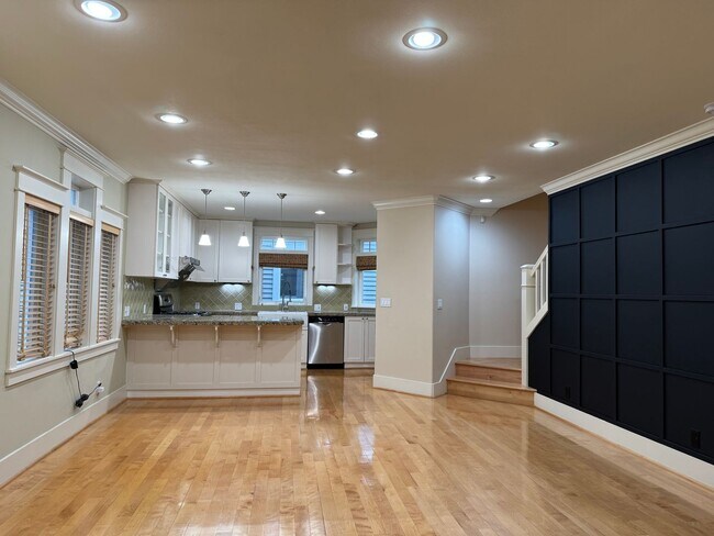 Foto del edificio - CLICK "REQUEST A TOUR" NOW!