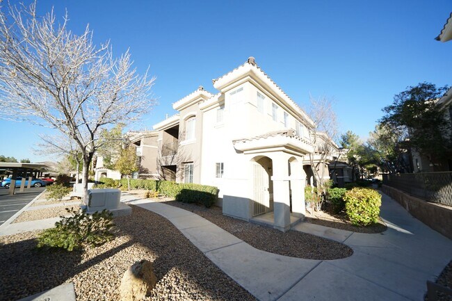 Building Photo - SHOWINGS START 4/1/2025