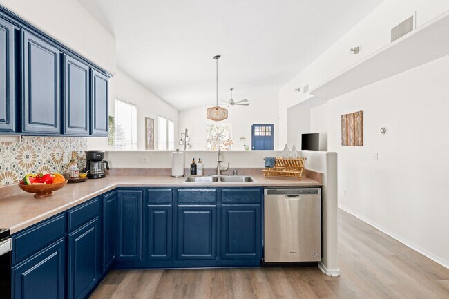 Foto del edificio - New Home in With Historic Charm in Coveted Garfield District