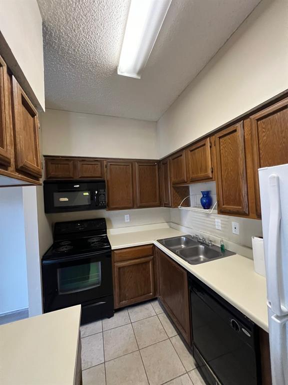 Building Photo - 17417 Red Oak Dr