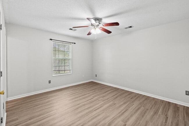 Building Photo - 1302 Williamsburg Dr