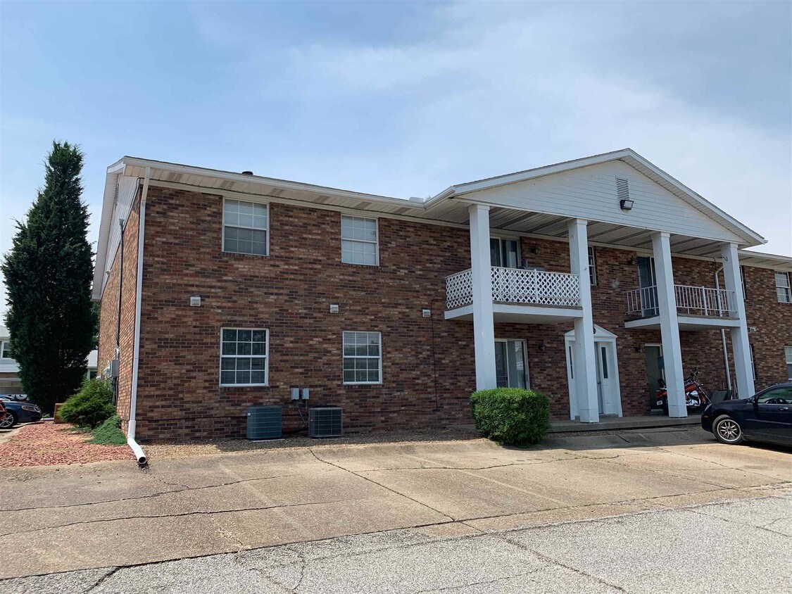 5696 Kenmore Dr Unit 5690, Evansville, IN 47714 Room for Rent in