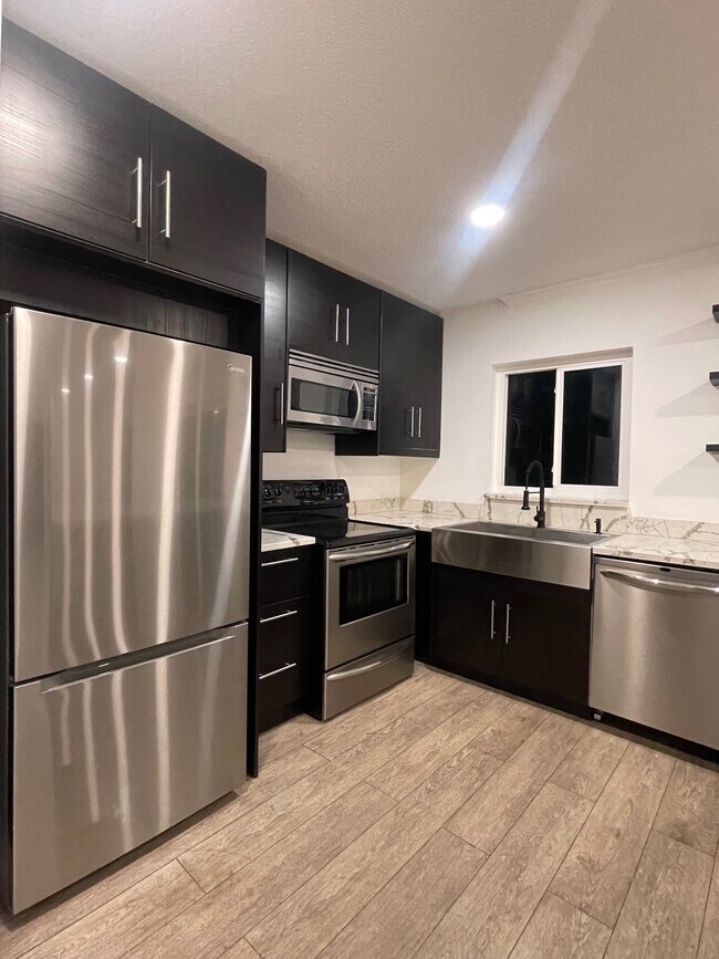 Foto del edificio - 8811 Bay Pointe Dr
