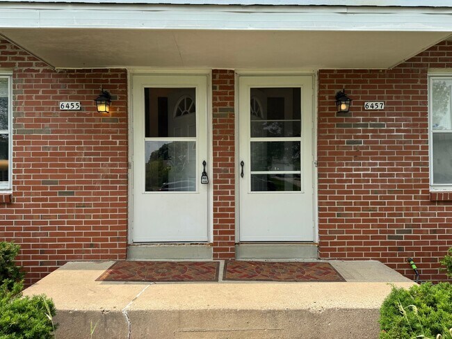 Building Photo - Your new Townhouse Awaits! 3 Bed / 1.5 Bat...
