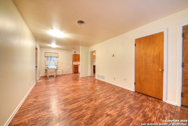 Building Photo - 3 Bedroom/2 Bath Terrell Hills Subdivision
