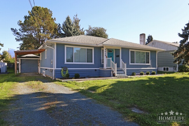 Building Photo - Charming & Spacious 4-Bedroom Character Home on Large Lot