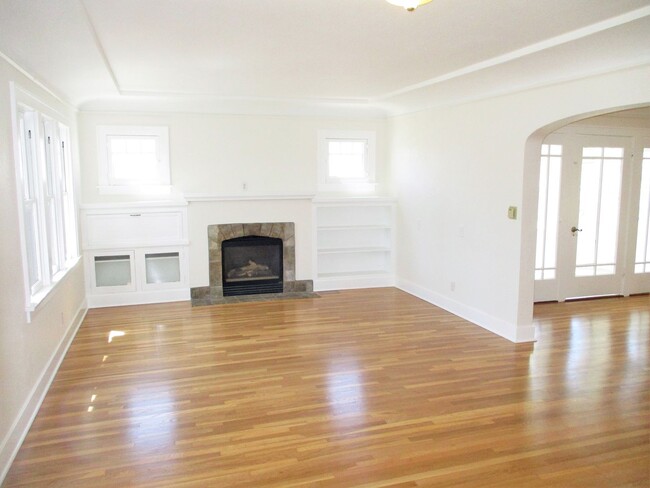 Foto del edificio - Restored Spanish Style Wilshire Square Home