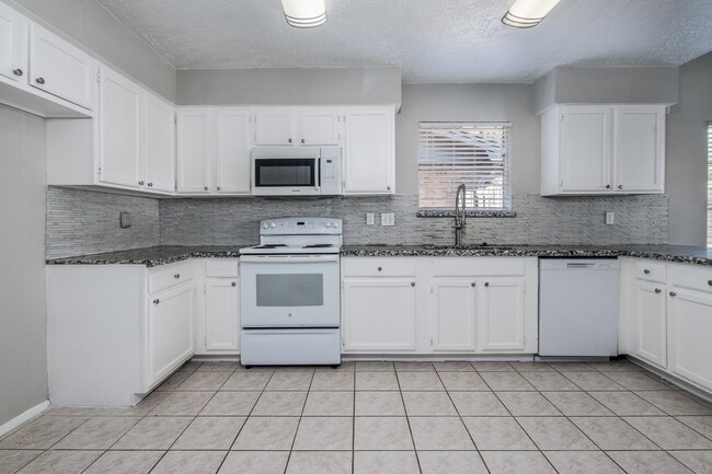 Building Photo - 16210 Cypress Point Dr