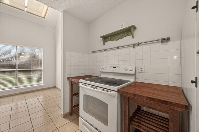 Foto del edificio - 8483 Sands Point Dr