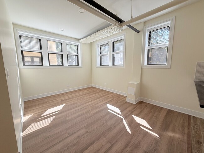 Foto del edificio - 3927 N Pine Grove Ave