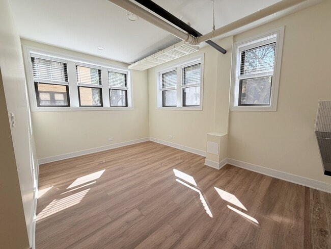 Building Photo - 3927 N Pine Grove Ave