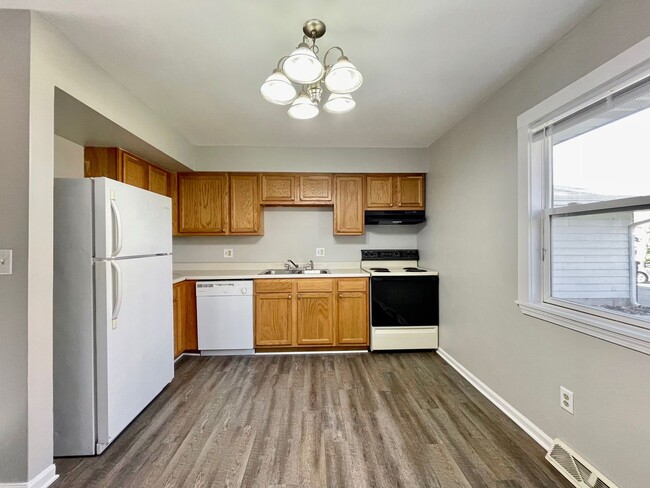 Building Photo - 3910-3912 Camelot Dr SE